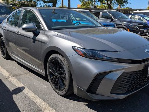 Used 2025 Toyota Camry SE FWD image 4