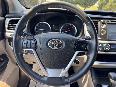Used 2019 Toyota Highlander XLE w/ Carpet Mat Package (TMS) AWD/4WD image 27