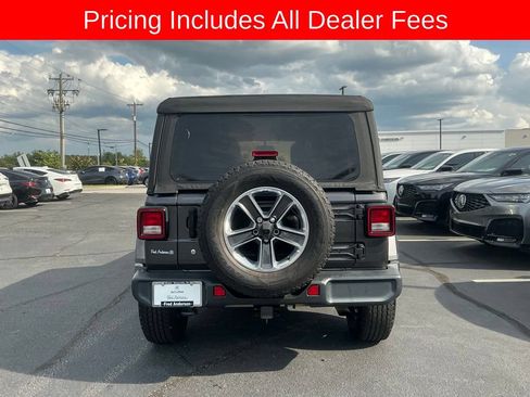 Used 2018 Jeep Wrangler Unlimited Sahara AWD/4WD image 4