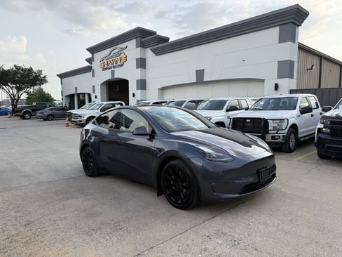 Used 2023 Tesla Model Y AWD image 2