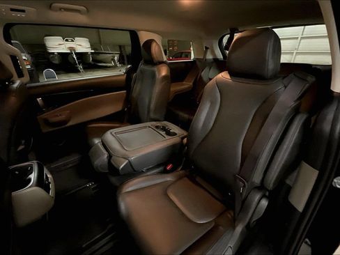 Used 2025 Kia Carnival FWD image 24