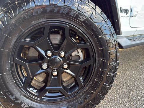 Used 2023 Jeep Gladiator Sport AWD/4WD image 27