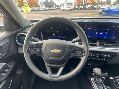 Used 2025 Chevrolet Trax LT image 34