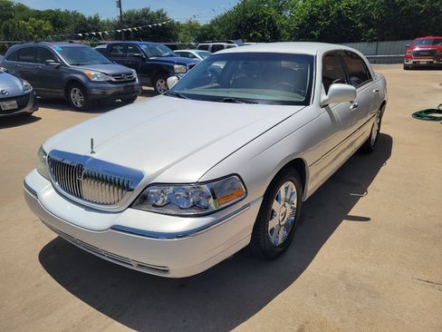 Used 2003 Lincoln Town Car Cartier RWD image 8