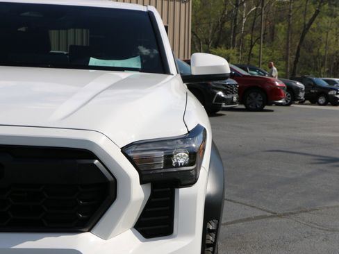 Used 2024 Toyota Tacoma TRD Off-Road AWD/4WD image 13