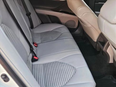 Used 2020 Toyota Camry SE image 18