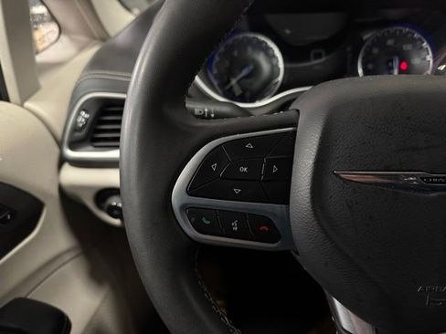 Used 2022 Chrysler Pacifica Touring-L image 30