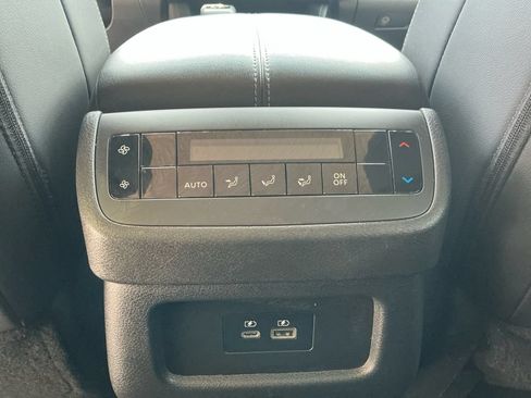 Used 2025 Nissan Pathfinder SL AWD/4WD image 31