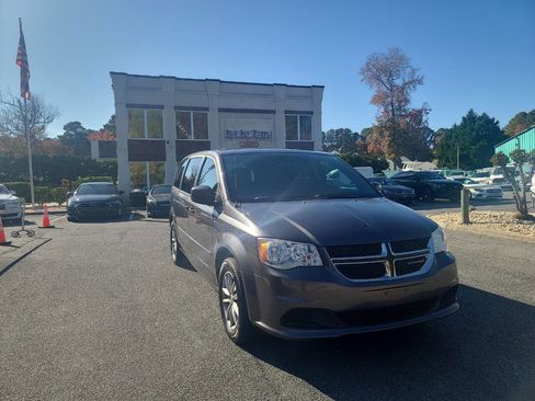 Used 2016 Dodge Grand Caravan SE image 1