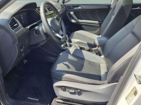 Used 2023 Volkswagen Tiguan SE w/ Panoramic Sunroof Package FWD image 12