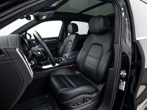 Certified 2023 Porsche Cayenne Turbo AWD/4WD image 5