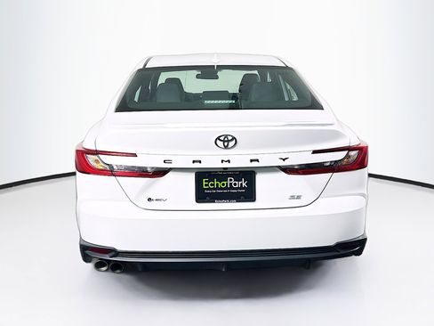 Used 2025 Toyota Camry SE image 7