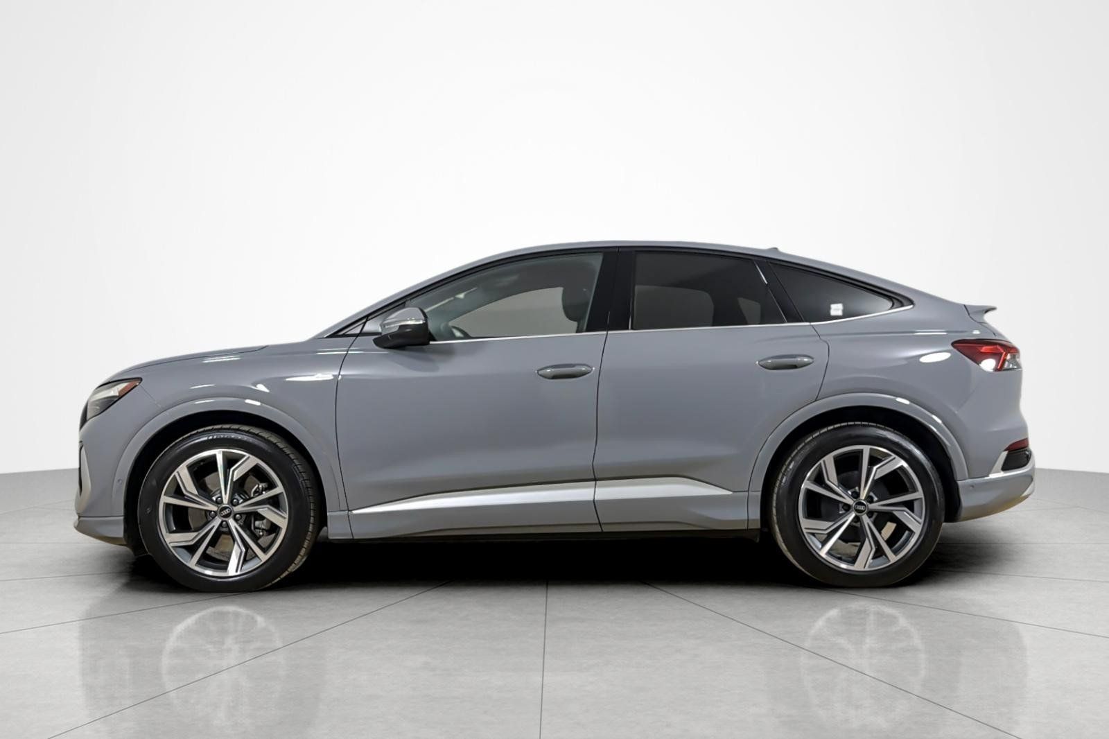 Certified 2024 Audi Q4 e-tron Premium Plus w/ Premium Plus AWD/4WD image 2