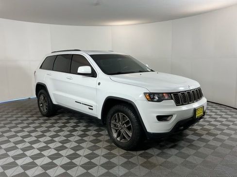 Used 2017 Jeep Grand Cherokee Laredo image 3