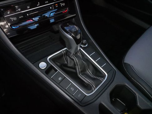 Certified 2025 Volkswagen Jetta SE w/ Sunroof Package image 24