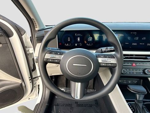 Certified 2025 Hyundai Tucson SE image 11