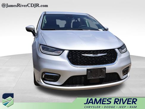 Used 2023 Chrysler Pacifica Touring-L FWD image 6