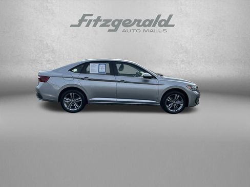 Used 2024 Volkswagen Jetta SE image 8