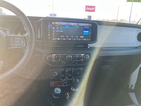 Used 2024 Jeep Wrangler Unlimited image 27