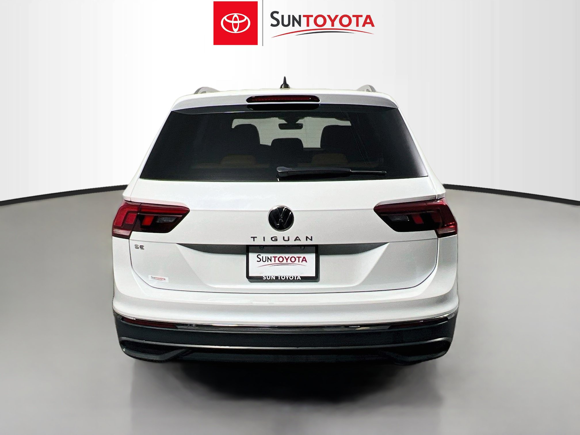 Used 2023 Volkswagen Tiguan SE w/ Panoramic Sunroof Package FWD image 5
