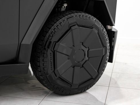 Used 2024 Tesla Cybertruck AWD Crew Cab image 50