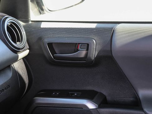 Certified 2020 Toyota Tacoma SR5 image 20