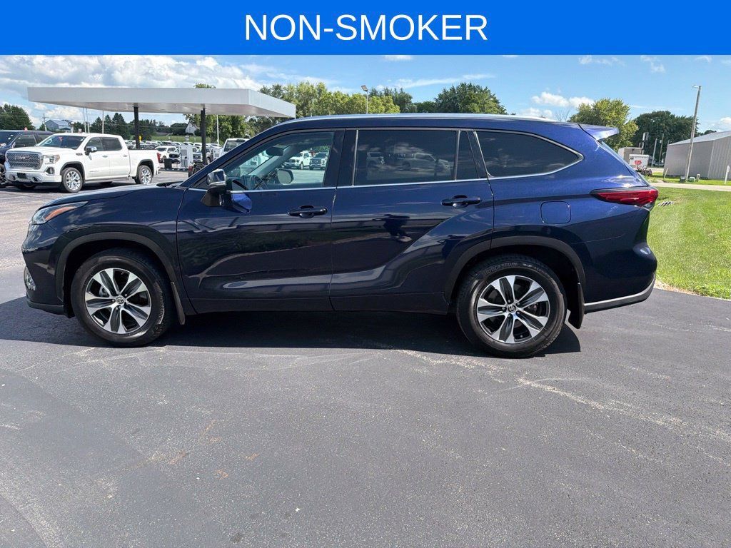 Used 2021 Toyota Highlander XLE AWD/4WD image 7