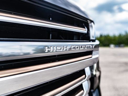 Used 2024 Chevrolet Suburban High Country w/ Advanced Technology Package image 9