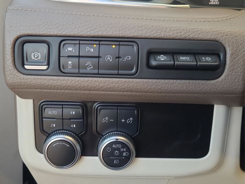 Used 2021 GMC Yukon XL Denali w/ Denali Premium Package image 27