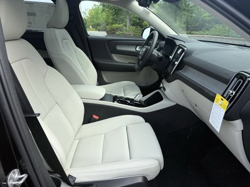 New 2025 Volvo XC40 B5 Ultra w/ Climate Package image 24
