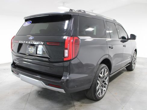 Used 2025 Ford Expedition Platinum w/ Platinum Ultimate Package AWD/4WD image 9