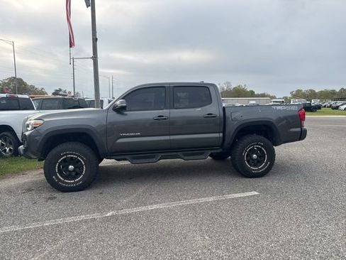 Used 2017 Toyota Tacoma TRD Off-Road w/ Premium & Technology Package image 13