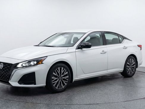 Used 2025 Nissan Altima 2.5 SV FWD image 3