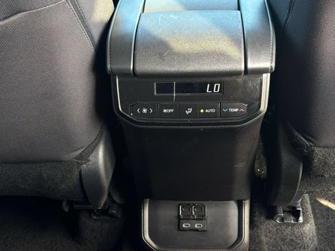 Used 2025 Toyota Highlander LE FWD image 25