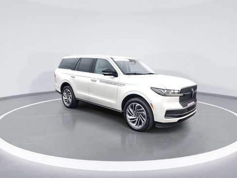 Used 2025 Lincoln Navigator Reserve image 2