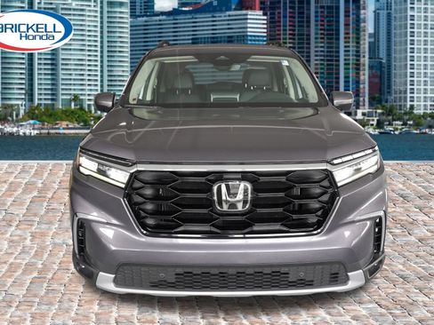 Certified 2023 Honda Pilot Touring image 2