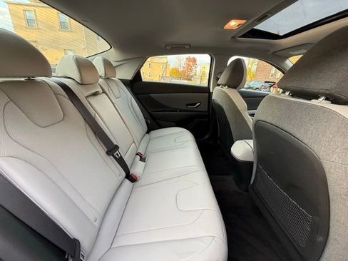 Used 2022 Hyundai Elantra Limited image 27