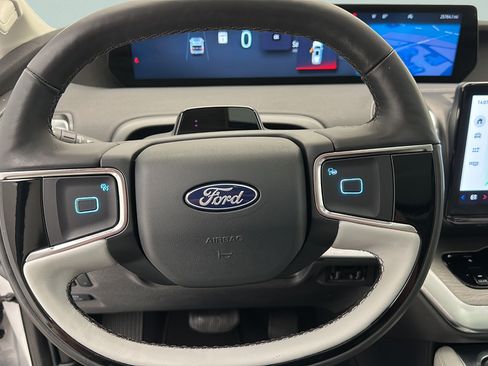 Used 2025 Ford Expedition Platinum AWD/4WD image 16