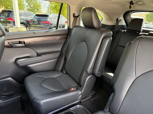 Used 2024 Toyota Highlander Limited AWD/4WD image 33