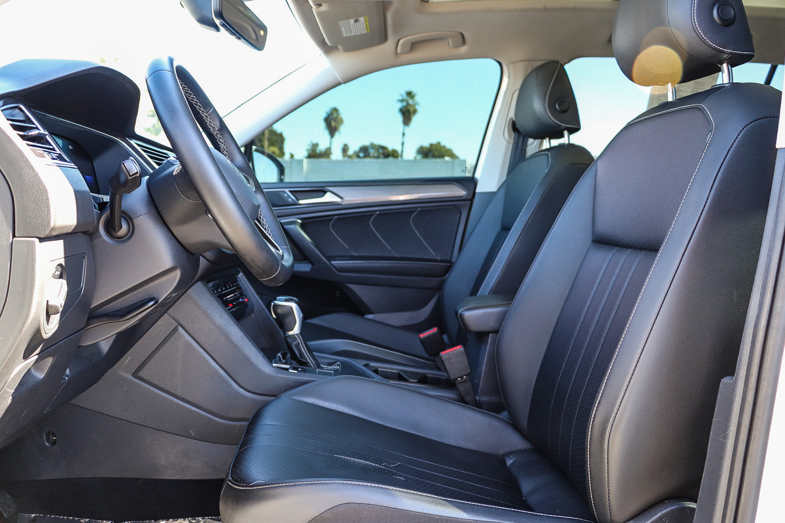 Used 2023 Volkswagen Tiguan SE w/ Panoramic Sunroof Package FWD image 18