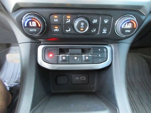 Used 2023 GMC Acadia SLE w/ Driver Convenience Package FWD image 28