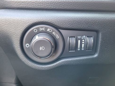 Used 2026 Chrysler Pacifica Select image 22