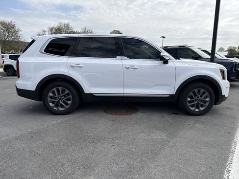 Used 2024 Kia Telluride LX image 2
