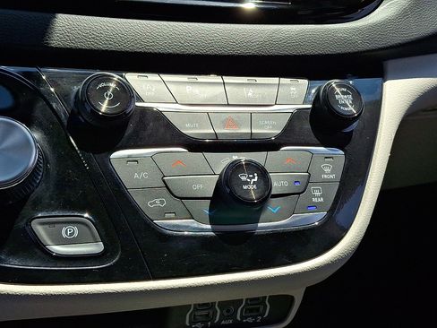 Used 2024 Chrysler Pacifica Touring-L FWD image 16