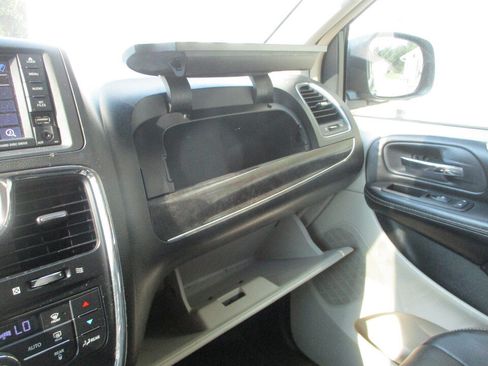 Used 2014 Chrysler Town & Country Touring FWD image 41