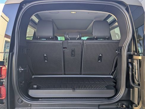 Used 2024 Land Rover Defender 90 X-Dynamic SE image 13