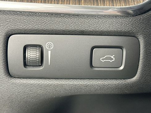 Used 2022 Volvo XC60 B5 Momentum w/ Protection Package Premier image 10