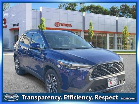 Used 2023 Toyota Corolla Cross XLE image 1