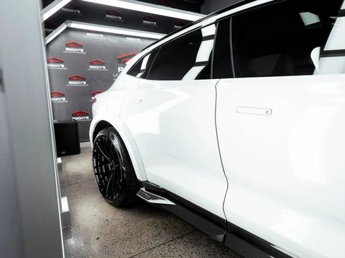 Used 2021 Aston Martin DBX AWD/4WD image 8
