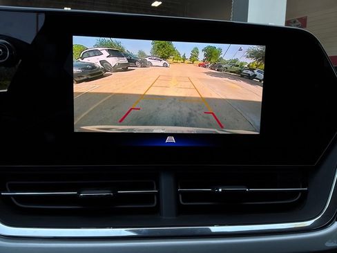 Used 2025 Chevrolet Trax LT FWD image 30